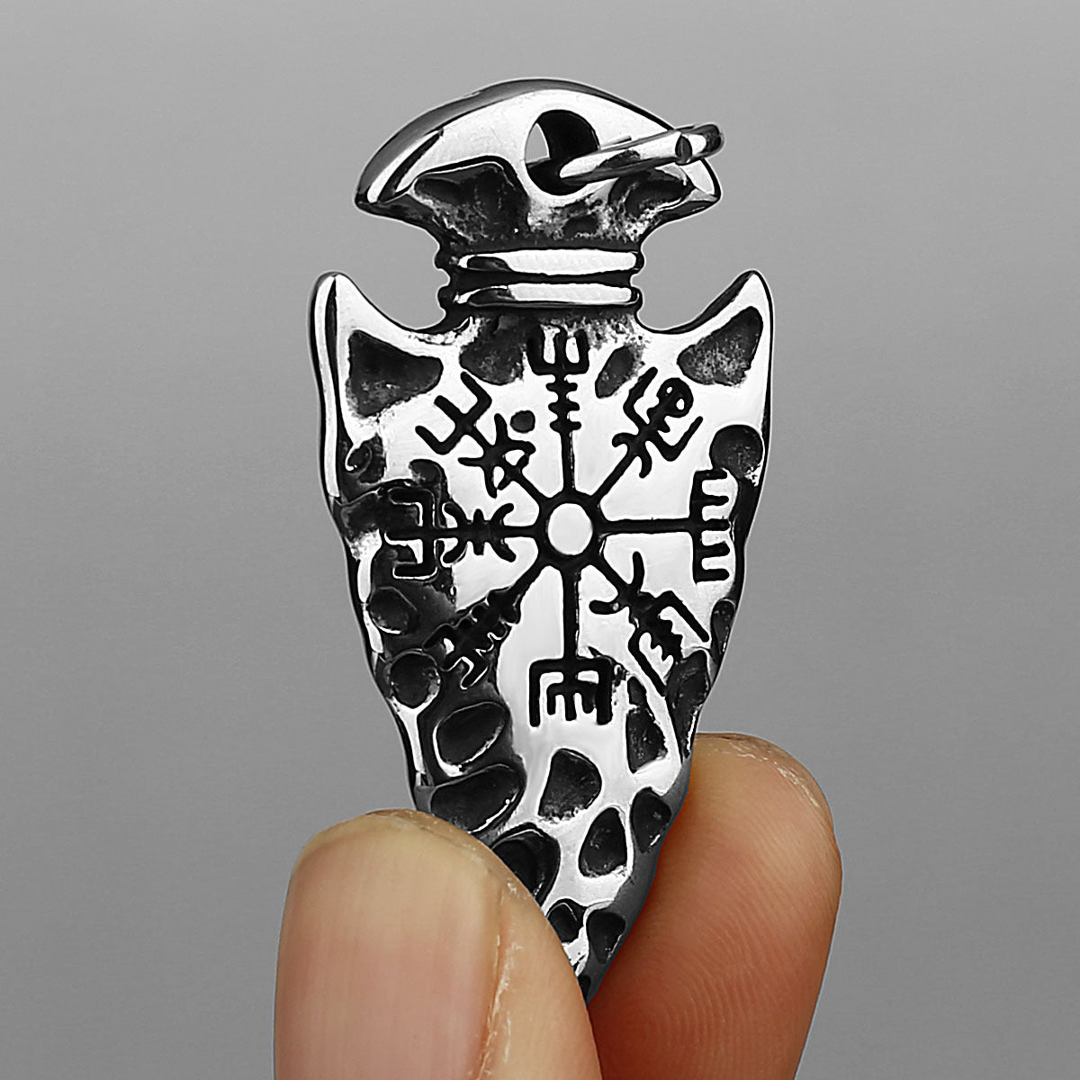 Ciondolo a forma di testa di lancia nordica in acciaio inossidabile realizzato da Asgard