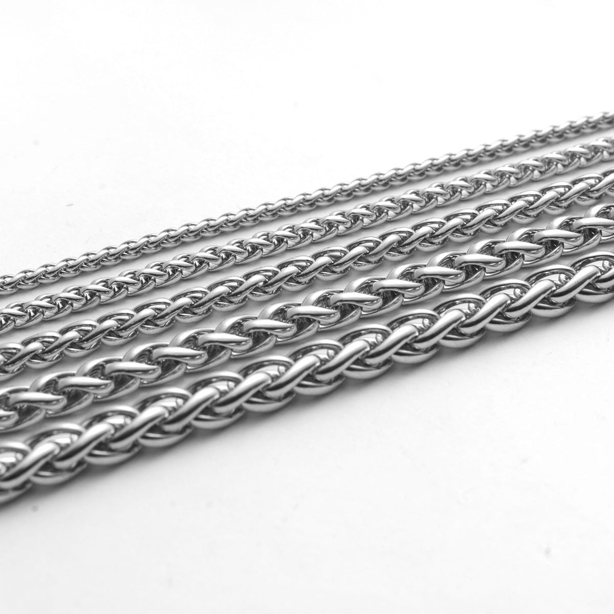 Ciondolo a forma di testa di lancia nordica in acciaio inossidabile realizzato da Asgard