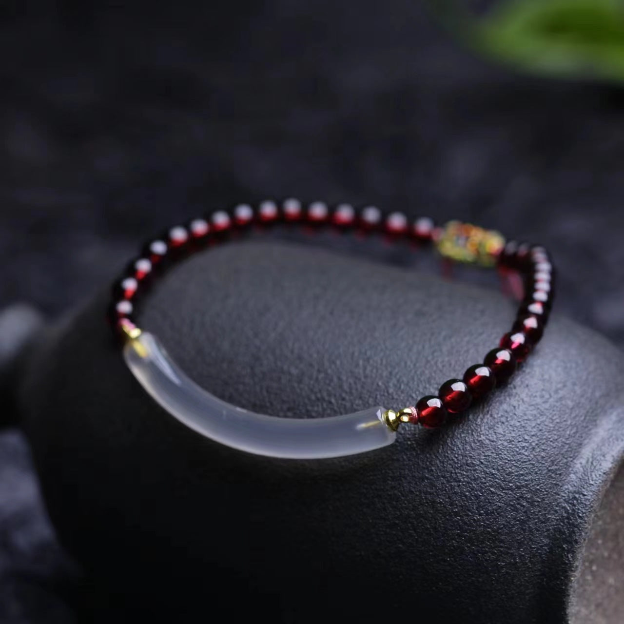 Natural Agate With Garnet Beaded Pull Adjustable Bracelet